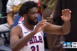 致敬前队友!恩比德末节坐在板凳上看队友追回16分拖进加时! 致敬前队友!恩比德末节坐在板凳上看队友追回16分拖进加时!