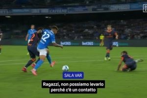 国米点球误判录音:主裁判视线被挡,助理裁判断定点球,VAR确认 国米点球误判录音:主裁判视线被挡,助理裁判断定点球,VAR确认