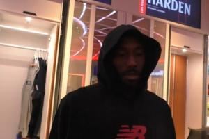 中投压哨绝杀!小卡用中文“湿球”自信强调:它包进的! 中投压哨绝杀!小卡用中文“湿球”自信强调:它包进的!