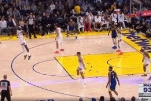 略显尴尬！库里弧顶单打出手三分空气球直接飞出界外